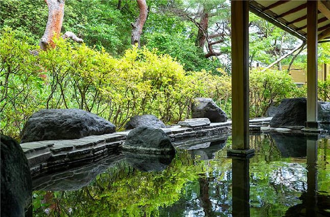 大浴場設有露天浴池,而所有客房浴池皆採用天然湧出的溫泉水