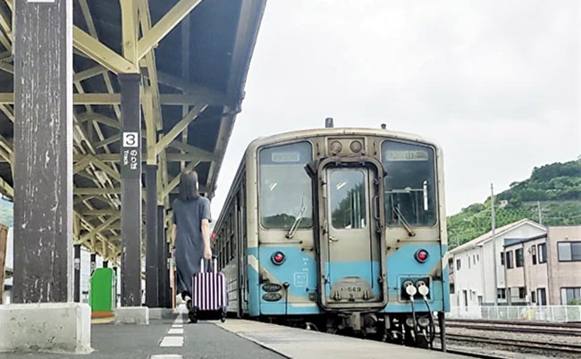 從八幡濱站到伊予大洲站，可搭乘普通列車前往