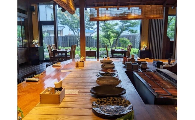 精心挑選的器皿一字排開