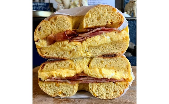 把培根蛋與起司夾進自己喜歡的貝果裡